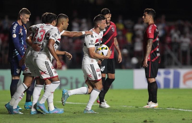 Centroavante anotou tr&ecirc;s gols
