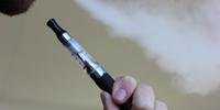Cigarros eletrônicos têm virado uma febre entre os jovens no Brasil