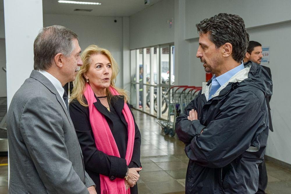 Ministro foi recepcionado no Aeroporto Hugo Canterggiani pelo prefeito Adil&oacute; Didomenico e a vice Paula Ioris