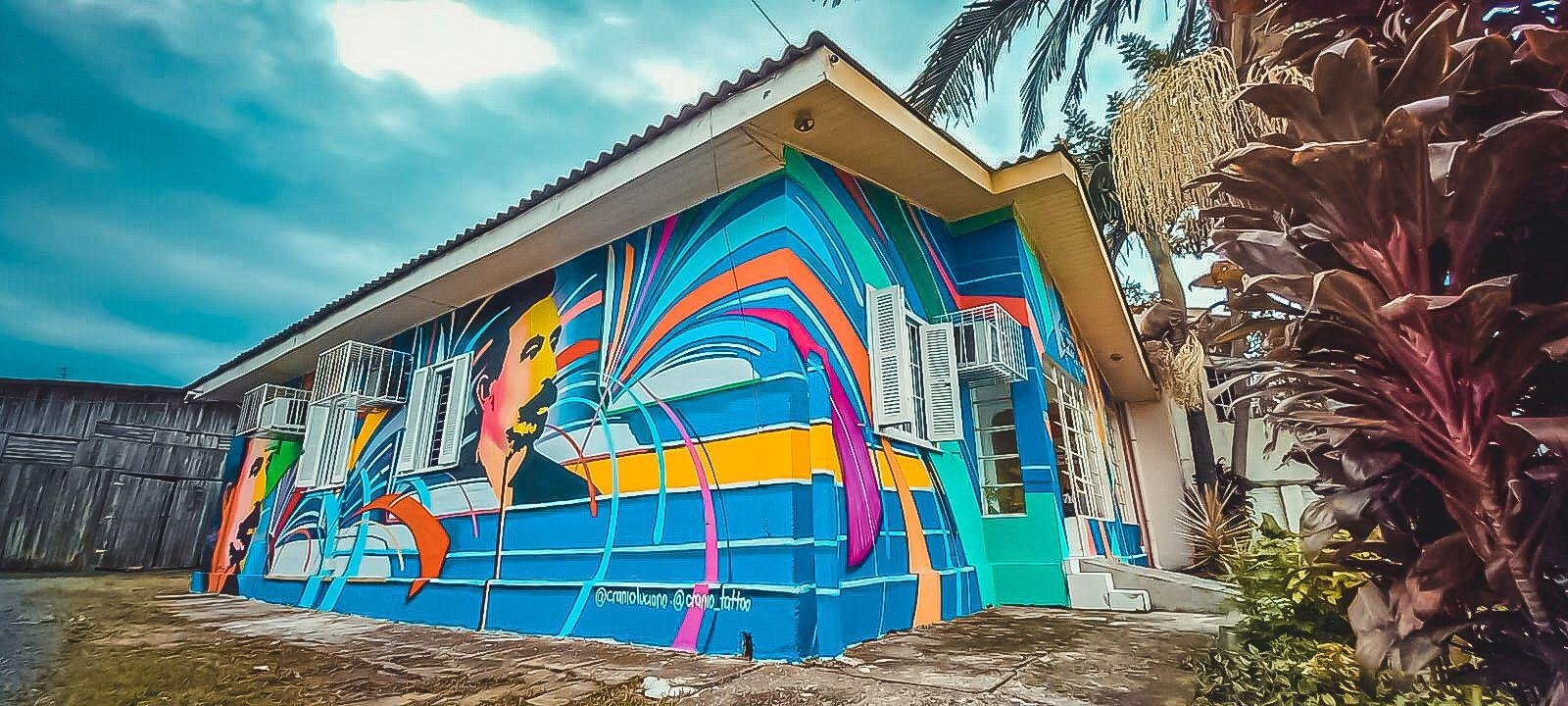 Espa&ccedil;o foi grafitado pelo artista local Luciano Cr&acirc;nio