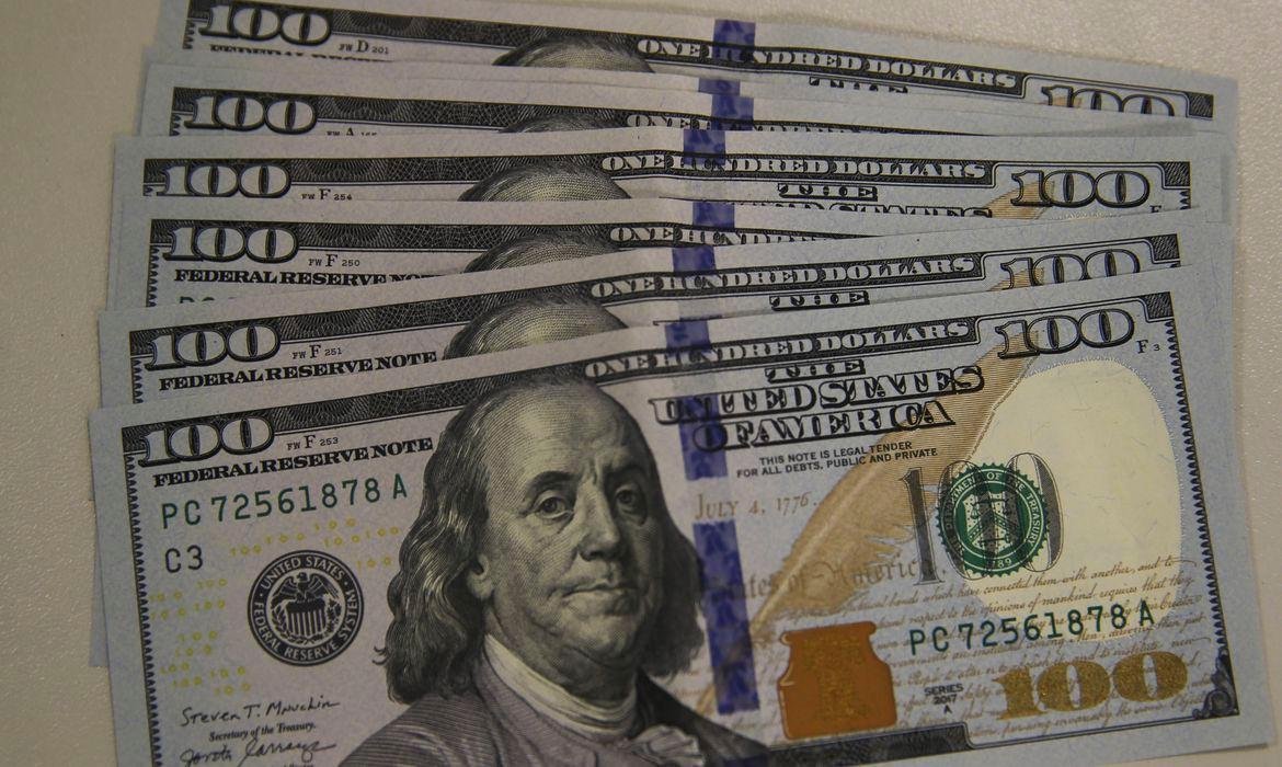 D&oacute;lar fechou abaixo de R$ 4,70