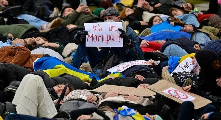 Manifestantes protestam contra mortes em massa de cidad&atilde;os de Mariupol
