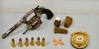 Um revólver com munição, além de drogas, foram apreendidas