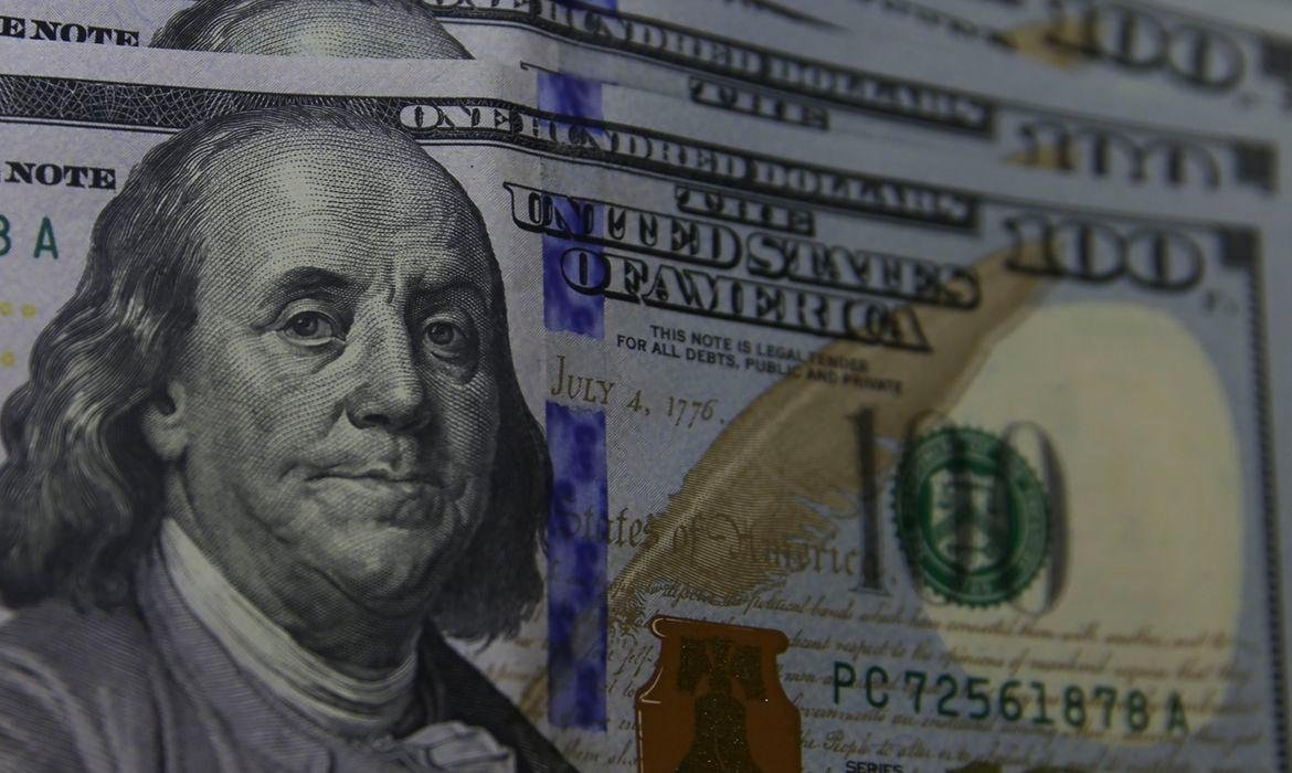 Com o desempenho de hoje, o d&oacute;lar acumula baixa de 1,76%. Em 2022, a divisa recua 16,12%