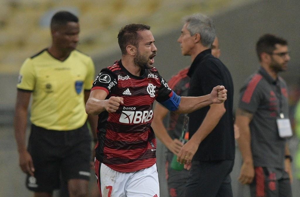 Everton Ribeiro deixou sua marca no 3 a 1