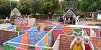 Uma equipe de recreação infantil orienta e auxilia o público na travessia do labirinto