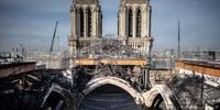 Três anos após o incêndio que a devastou, a catedral de Notre-Dame de Paris recuperou sua cor original graças ao trabalho diário de um exército de artesãos e deve reabrir em 2024