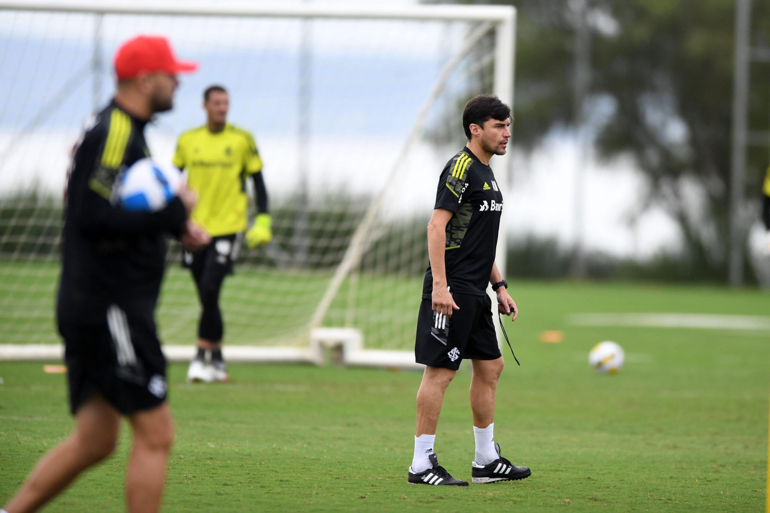 Treinador segue pressionado, mas chegada de refor&ccedil;os reanimou torcida colorada