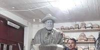 Artista plástico Rossini Rodrigues desenvolveu estátua em tamanho natural de Telmo de Lima Freitas