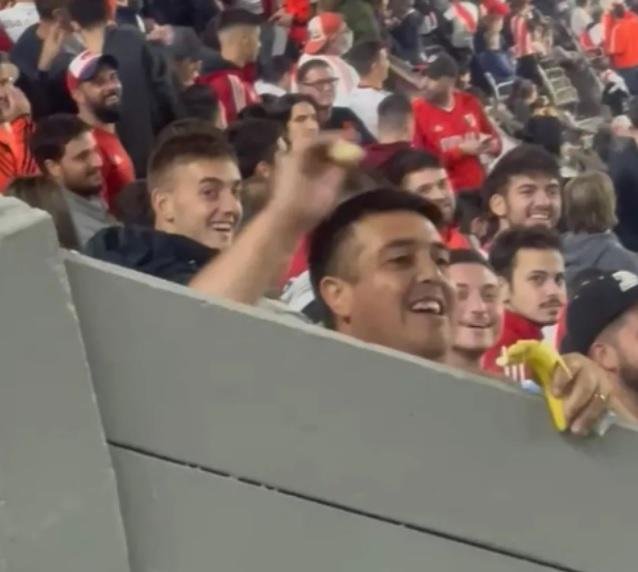 Torcedor do River Plate foi flagrado atirando uma banana na dire&ccedil;&atilde;o da torcida do Fortaleza