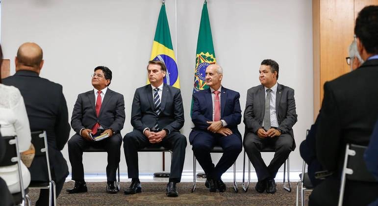 Os pastores Gilmar Santos (gravata vermelha) e Arilton Moura (gravata cinza) com o presidente Jair Bolsonaro e o minstro Luiz Eduardo Ramos
