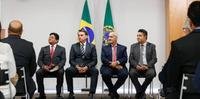 Os pastores Gilmar Santos (gravata vermelha) e Arilton Moura (gravata cinza) com o presidente Jair Bolsonaro e o minstro Luiz Eduardo Ramos