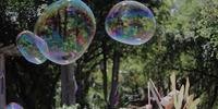 Brincadeiras com bolhas de sabão gigantes são feitas à tarde com Bolheiros de São Léo