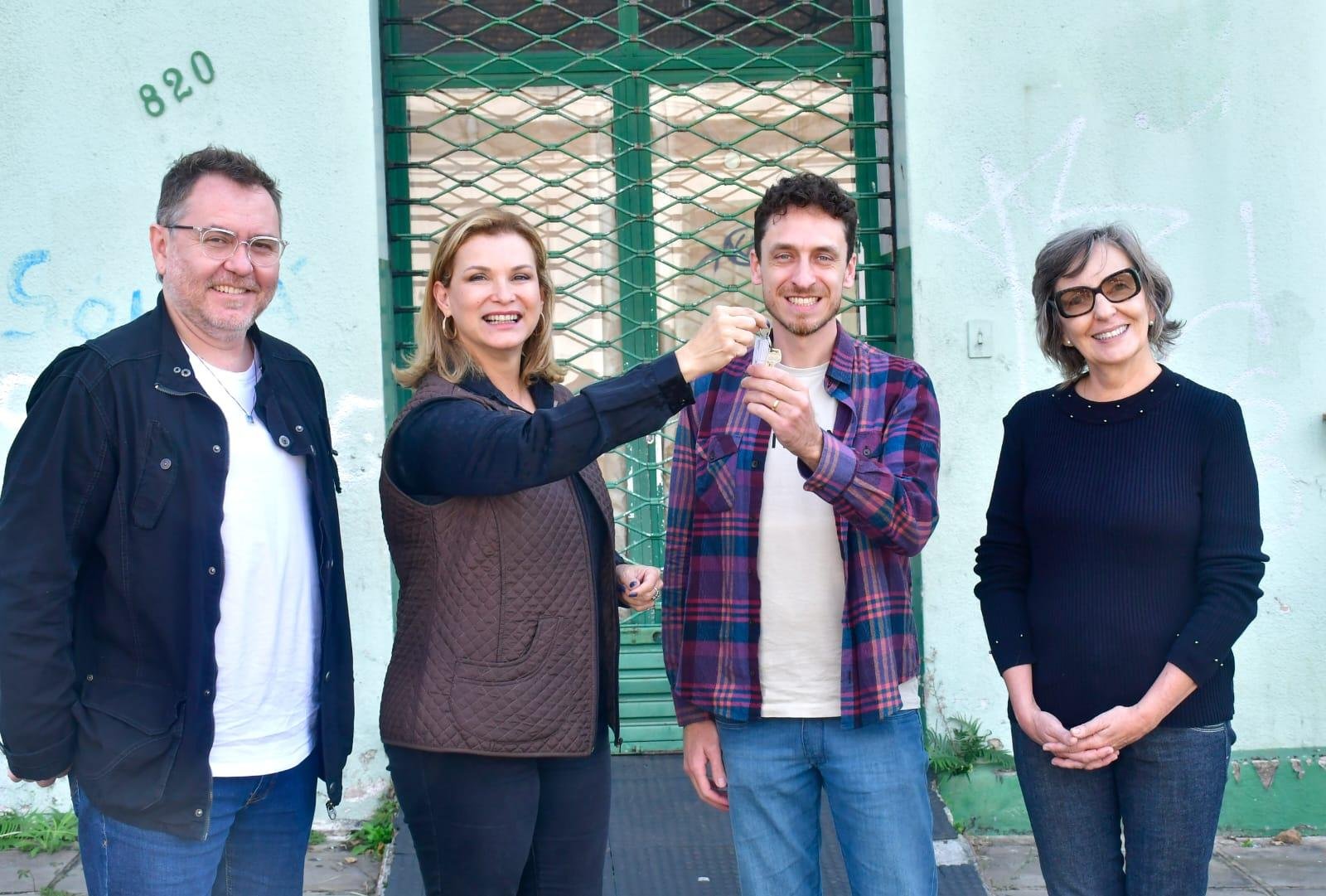 Ato de entrega das chaves do pr&eacute;dio, ap&oacute;s a assinatura do Termo de Ced&ecirc;ncia, ocorreu nesta segunda-feira