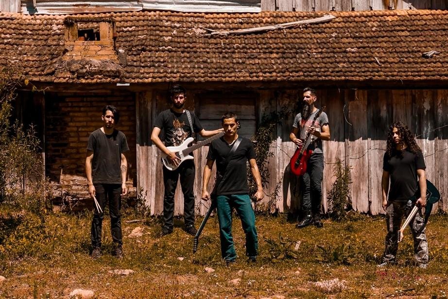 Grupo tamb&eacute;m divulga o single "Ruin" e segue na produ&ccedil;&atilde;o do EP &ldquo;The Struggle: Alpha&rdquo;
