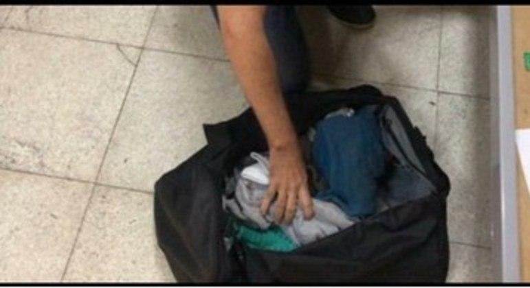 Mala do deputado federal, onde foram encontrados os celulares