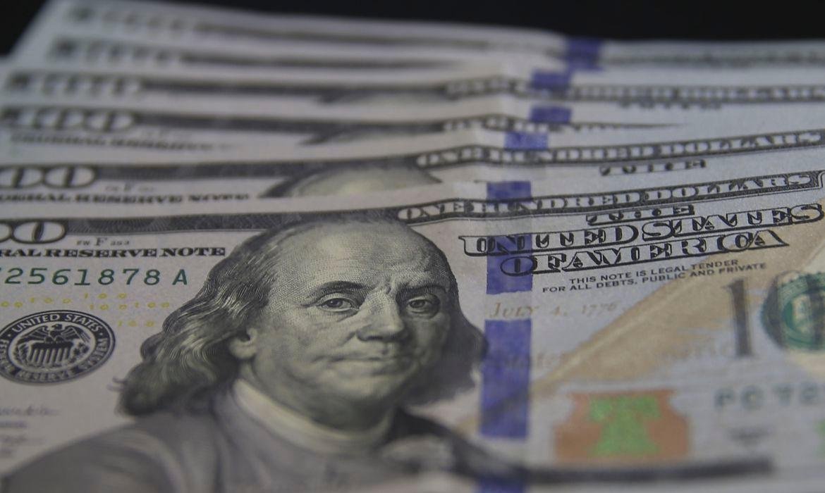 Taxas mais altas no Brasil ajudam a segurar a fuga de d&oacute;lares em momentos de estresse no mercado financeiro