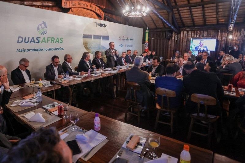 Governador Ranolfo Vieira J&uacute;nior, em p&eacute;, participou da cerim&ocirc;nia