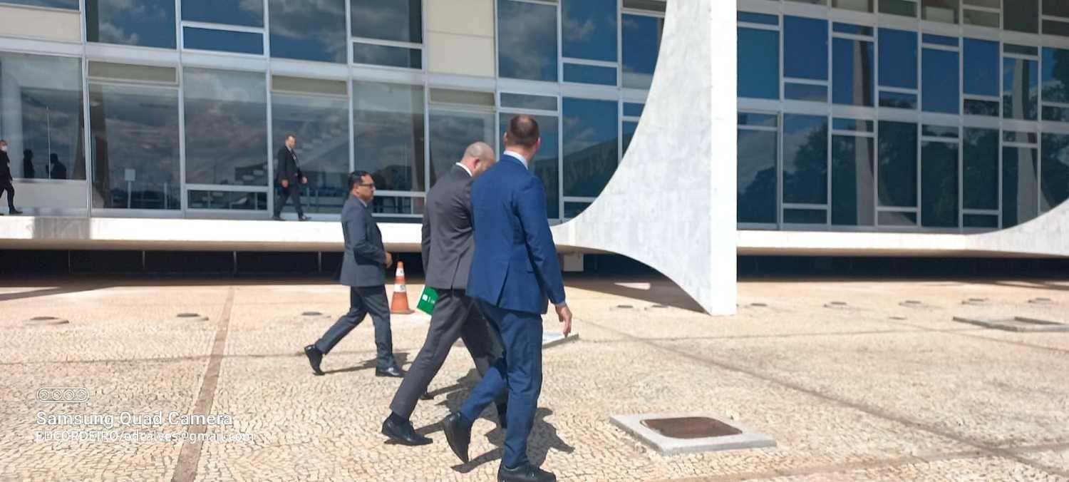 Daniel Silveira e Eduardo Bolsonaro foram barrados na entrada do STF