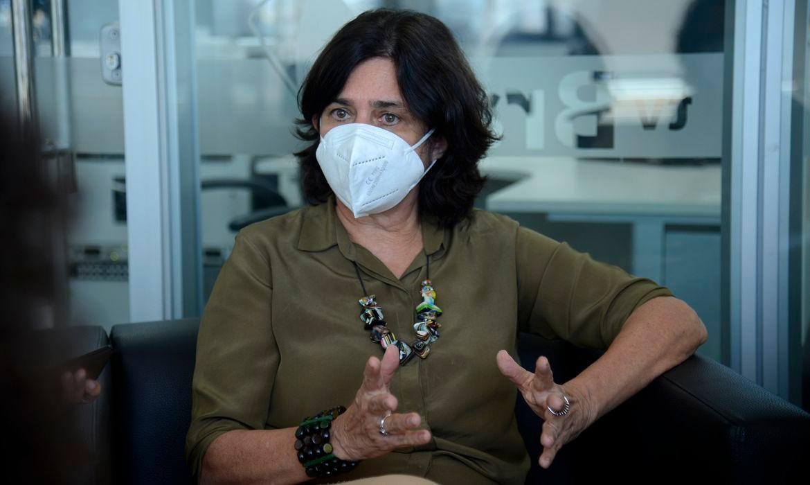 N&iacute;sia Trindade, ministra da Sa&uacute;de