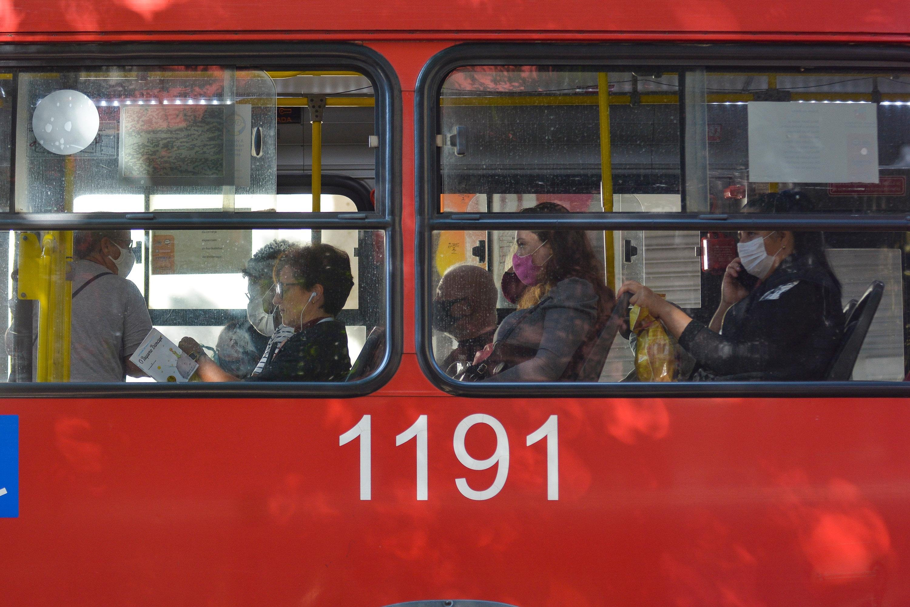 Apesar de minoria, &eacute; poss&iacute;vel ver pessoas sem m&aacute;scara no transporte coletivo