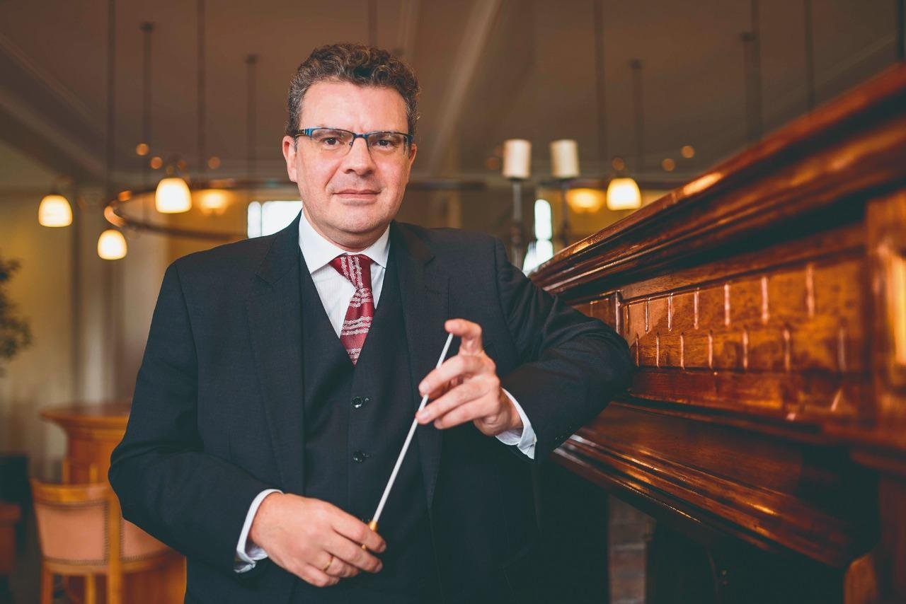 Al&eacute;m de reger a orquestra, o violinista Emmanuele Baldini &eacute; o solista convidado