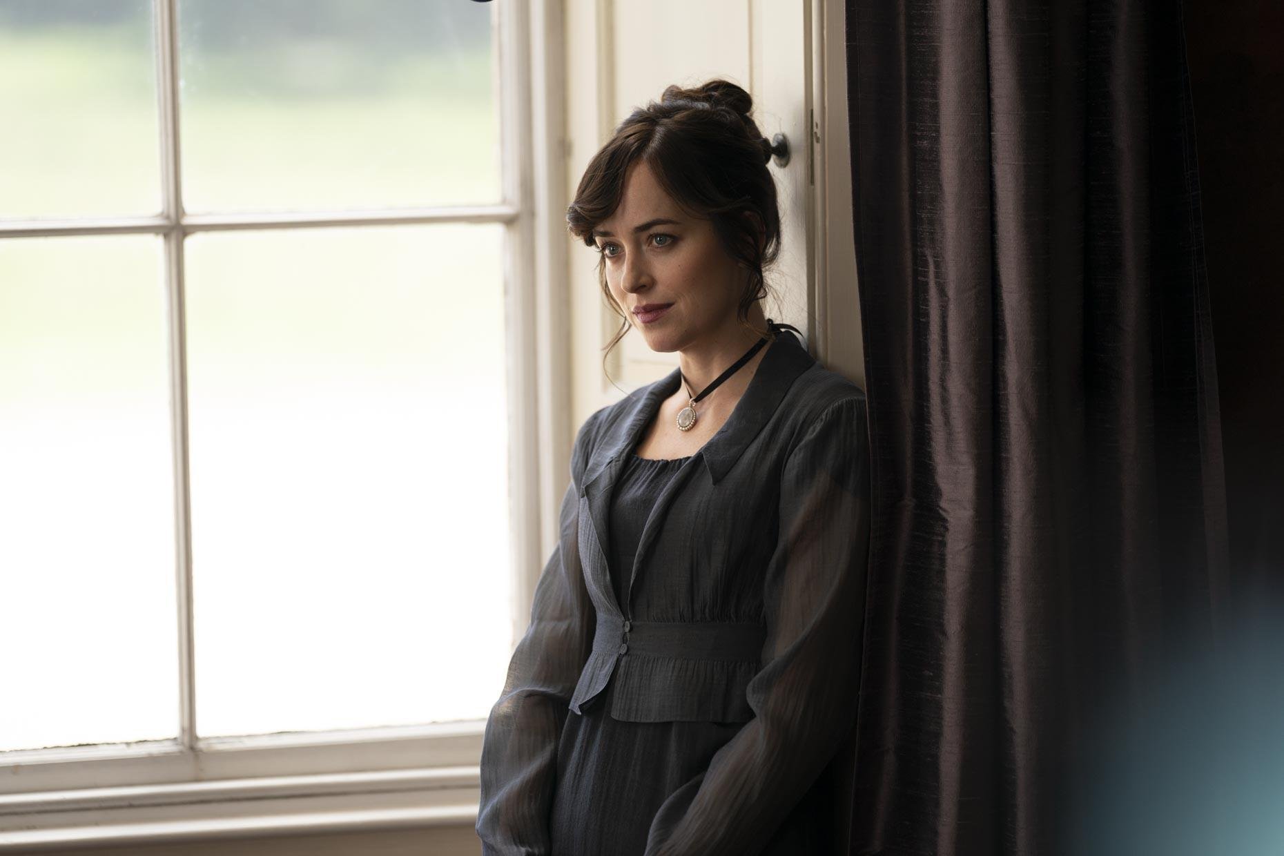 O longa ainda teve divulgadas novas imagens, que mostram Dakota Johnson, Henry Golding e Cosmo Jarvis