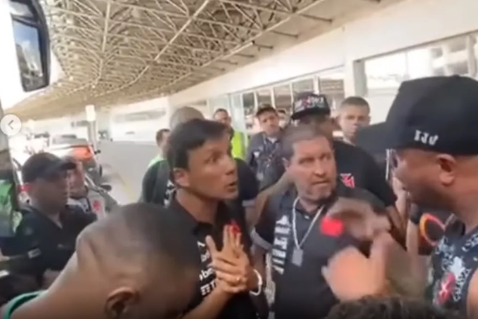 Z&eacute; Ricardo foi cercado pelos torcedores vasca&iacute;nos