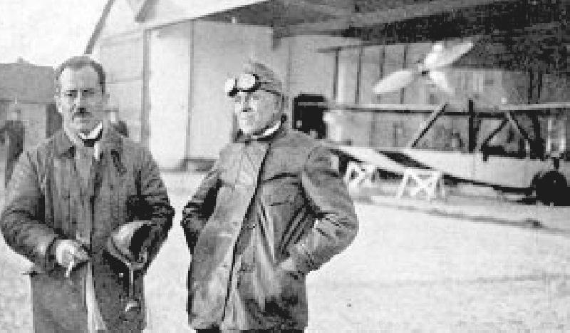 Os pilotos Sacadura Cabral e Gago Coutinho aguardavam o outro avi&atilde;o.