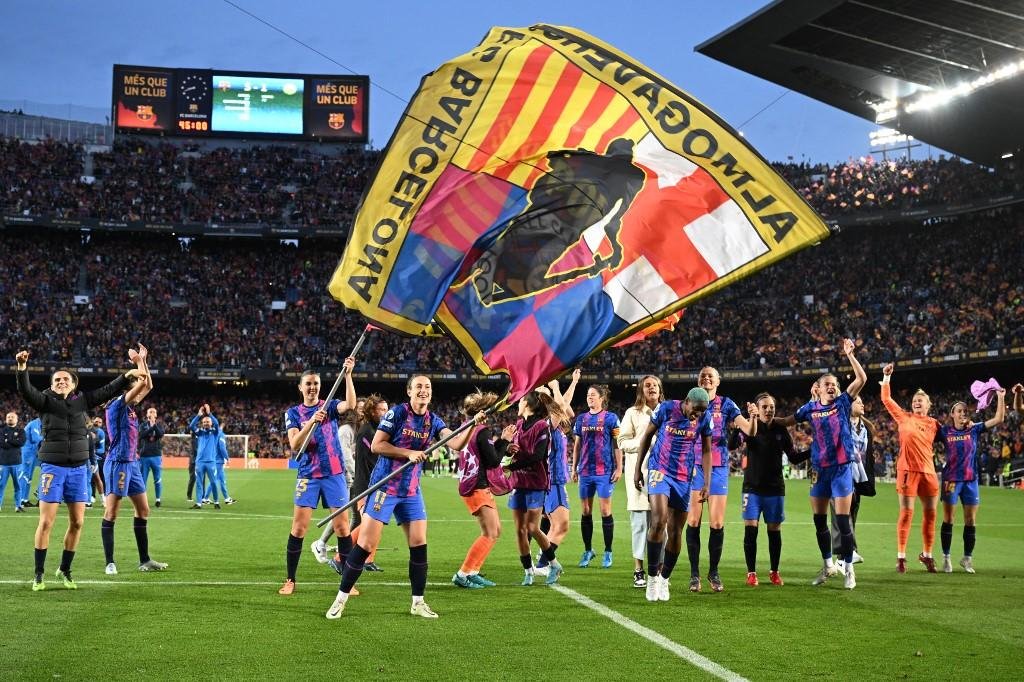 Jogadoras do Barcelona fizeram a festa com os 91.648 torcedores presentes no Camp Nou