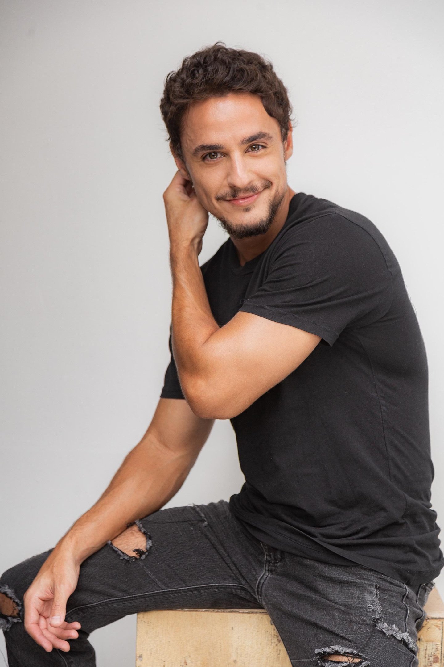 Thiago Amaral vive o personagem Micael na s&eacute;rie "Reis"