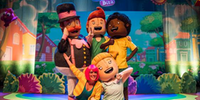 Os personagens Flora, Lila, Dan, Tito e o animado apresentador de circo com largo bigode laranja habitam o Mundo Bita