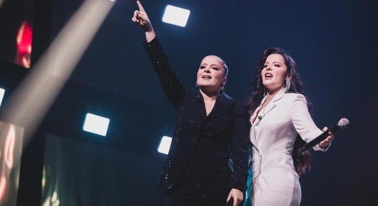 Maiara e Maraisa prestam homenagem emocionante para Mar&iacute;lia Mendon&ccedil;a