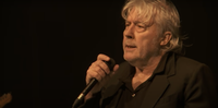 O cantor Arno, astro da música belga conhecido por sua voz rouca e forte, morreu neste sábado, dia 23, aos 72 anos