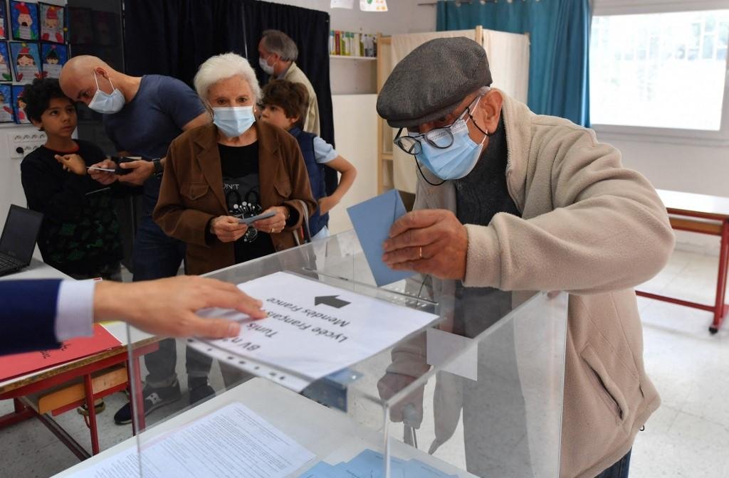 Quase 49 milh&otilde;es de franceses s&atilde;o chamados a votar neste domingo