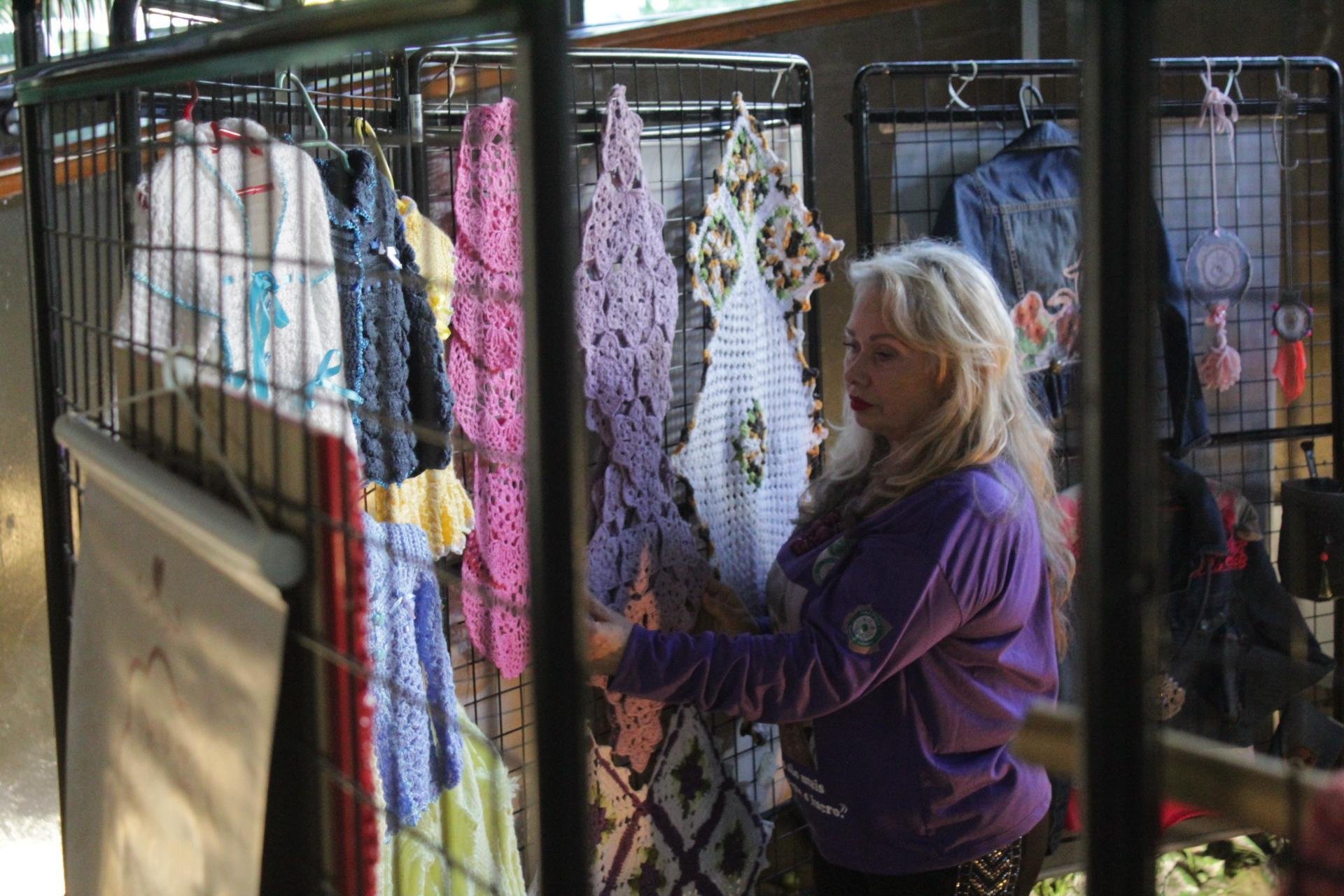 No evento &eacute; poss&iacute;vel encontrar pe&ccedil;as de croch&ecirc; e macram&ecirc;, roupas, telas, esculturas, artefatos de ep&oacute;xi, e outras dezenas de itens