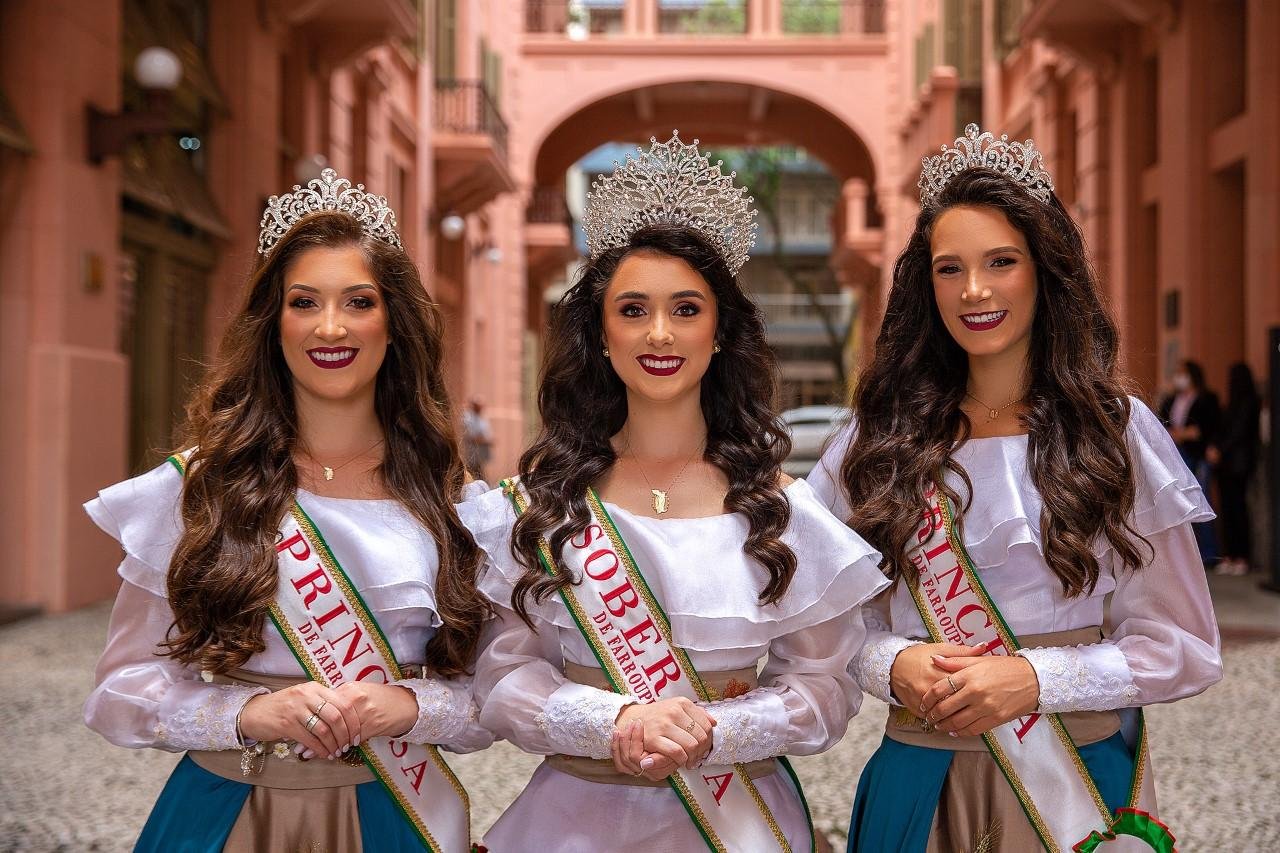 A rainha Laura Verona Bet (centro) e as princesas Ana Paula Casa (esq) e Millena Dossin Broilo (dir)