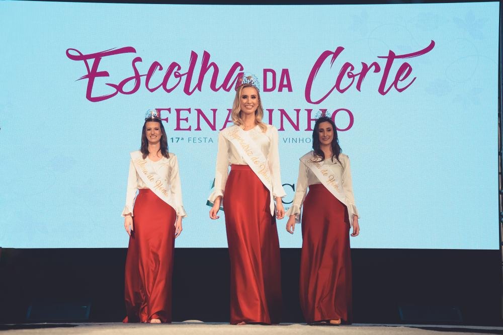 As soberanas escolhidas foram a Imperatriz do Vinho La&iacute;s Dupont (centro) e as Damas de Honra Raiane Conci (esq) e Let&iacute;cia Beliski (dir)