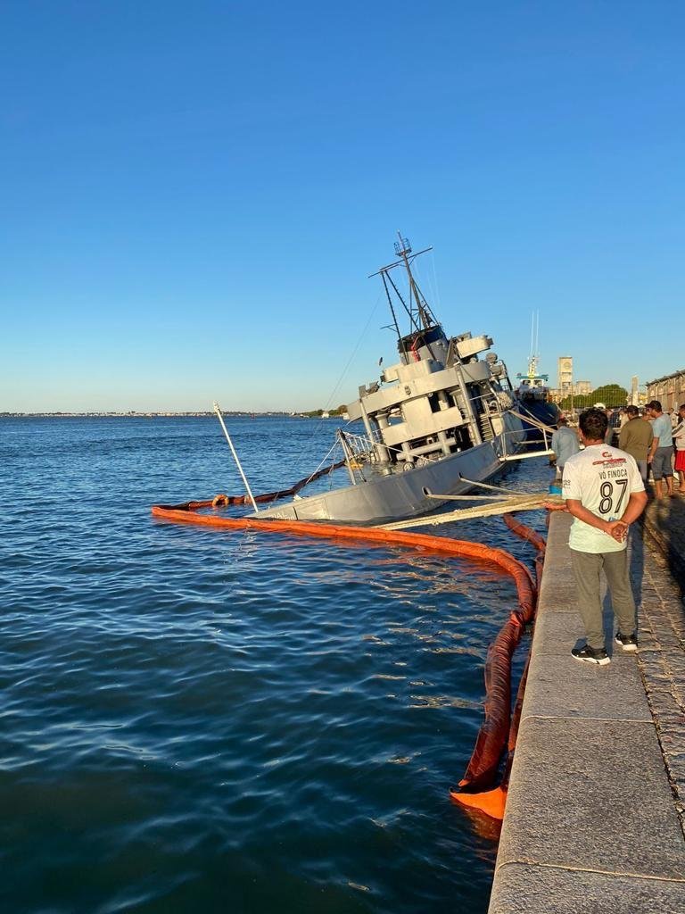 Barreira de conten&ccedil;&atilde;o foi utilizada para a preven&ccedil;&atilde;o de eventual derramamento de qualquer flu&iacute;do