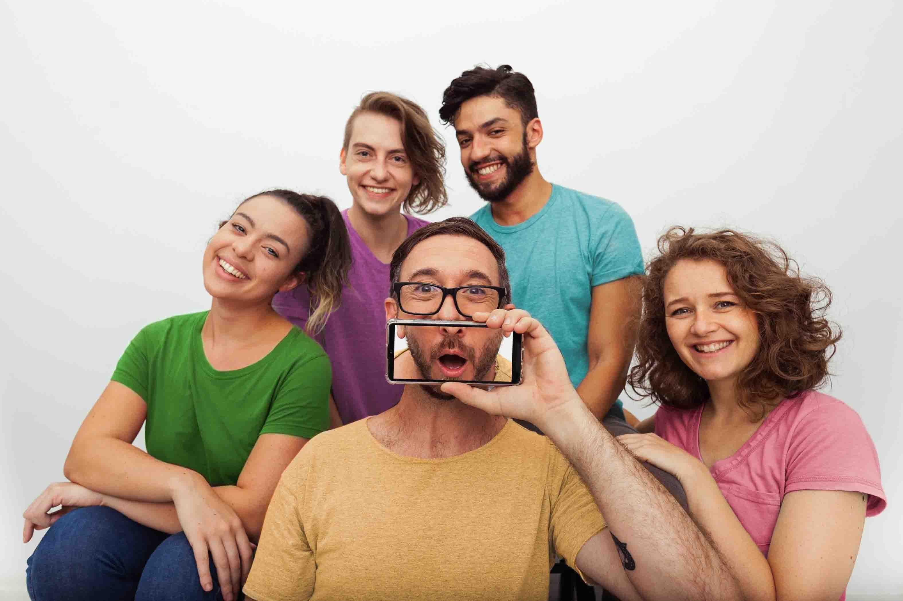 Ponto de partida da a&ccedil;&atilde;o &eacute; o dia da formatura de tr&ecirc;s colegas insepar&aacute;veis no ensino m&eacute;dio, que tra&ccedil;am planos para o futuro.