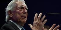 O escritor peruano Mario Vargas Llosa, vencedor do Nobel de Literatura, superou a Covid-19 e receberá alta do hospital