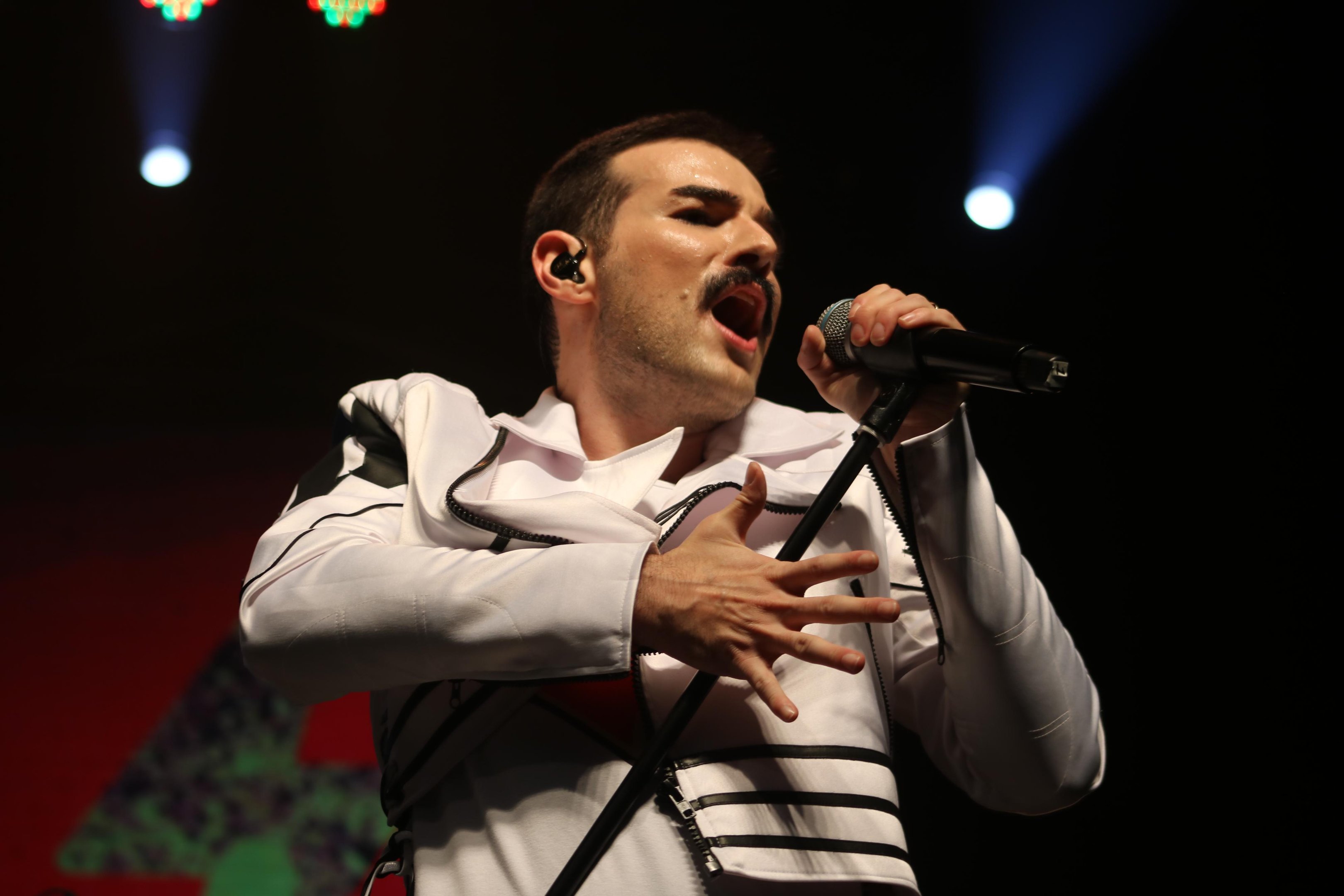Cantor&nbsp;Andr&eacute; Abreu&nbsp;d&aacute; vida ao imortal Freddie Mercury