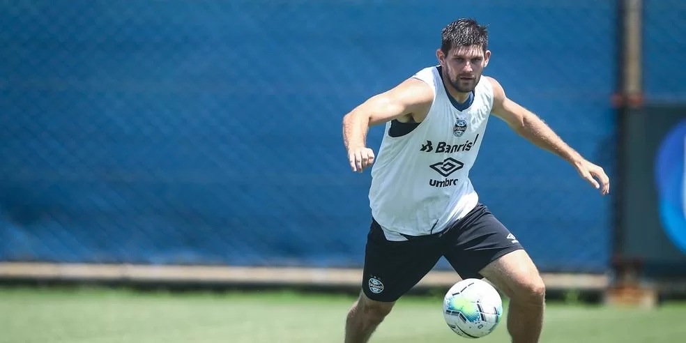 Kannemann fica mais perto de retorno