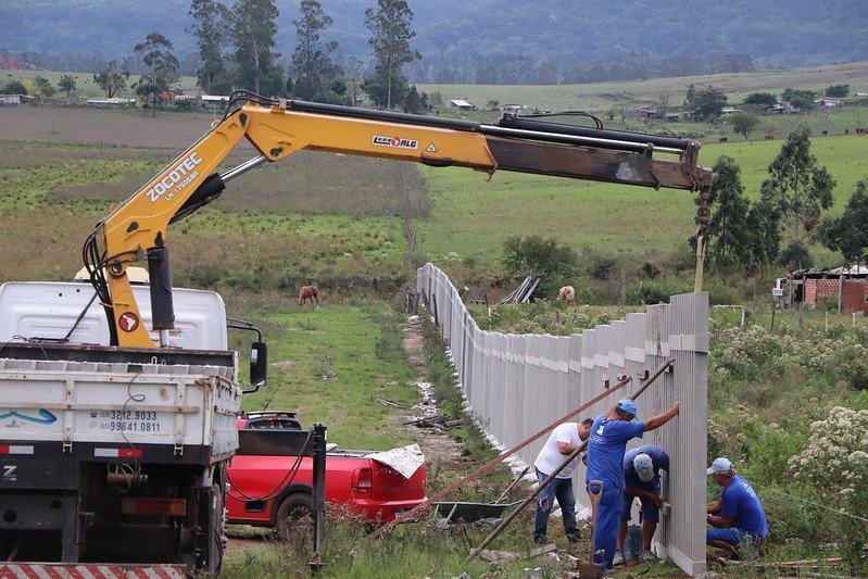 Cerca de 200 metros de gradis j&aacute; foram instalados em uma lateral do parque