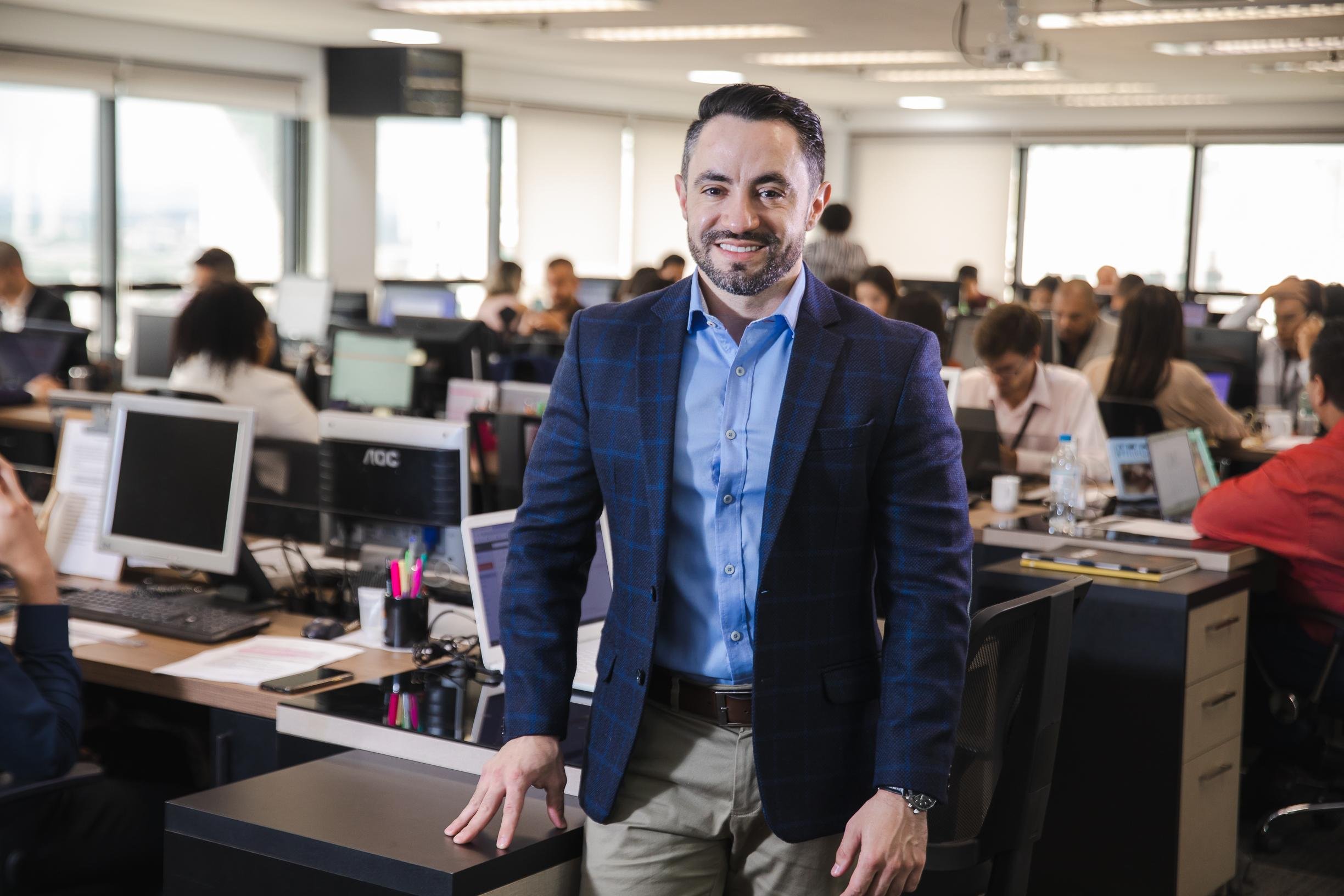 Babiton Esp&iacute;ndola, ex-gar&ccedil;om que ingressou no mercado imobili&aacute;rio h&aacute; oito anos, criou a Urban Company com corretores que faziam parte da sua equipe em uma antiga empresa