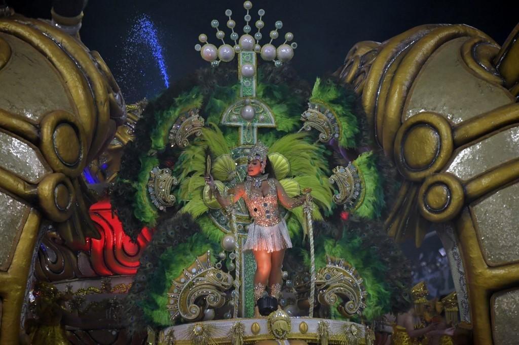 Escola, que atrasou 12 minutos para entrar no samb&oacute;dromo do Anhembi, na sexta-feira (22), apresentou o enredo Planeta &Aacute;gua