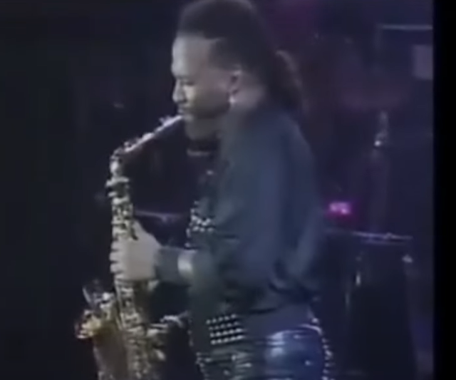O saxofonista Andrew Woolfolk, da banda "Earth, Wind & Fire", tinha 71 anos