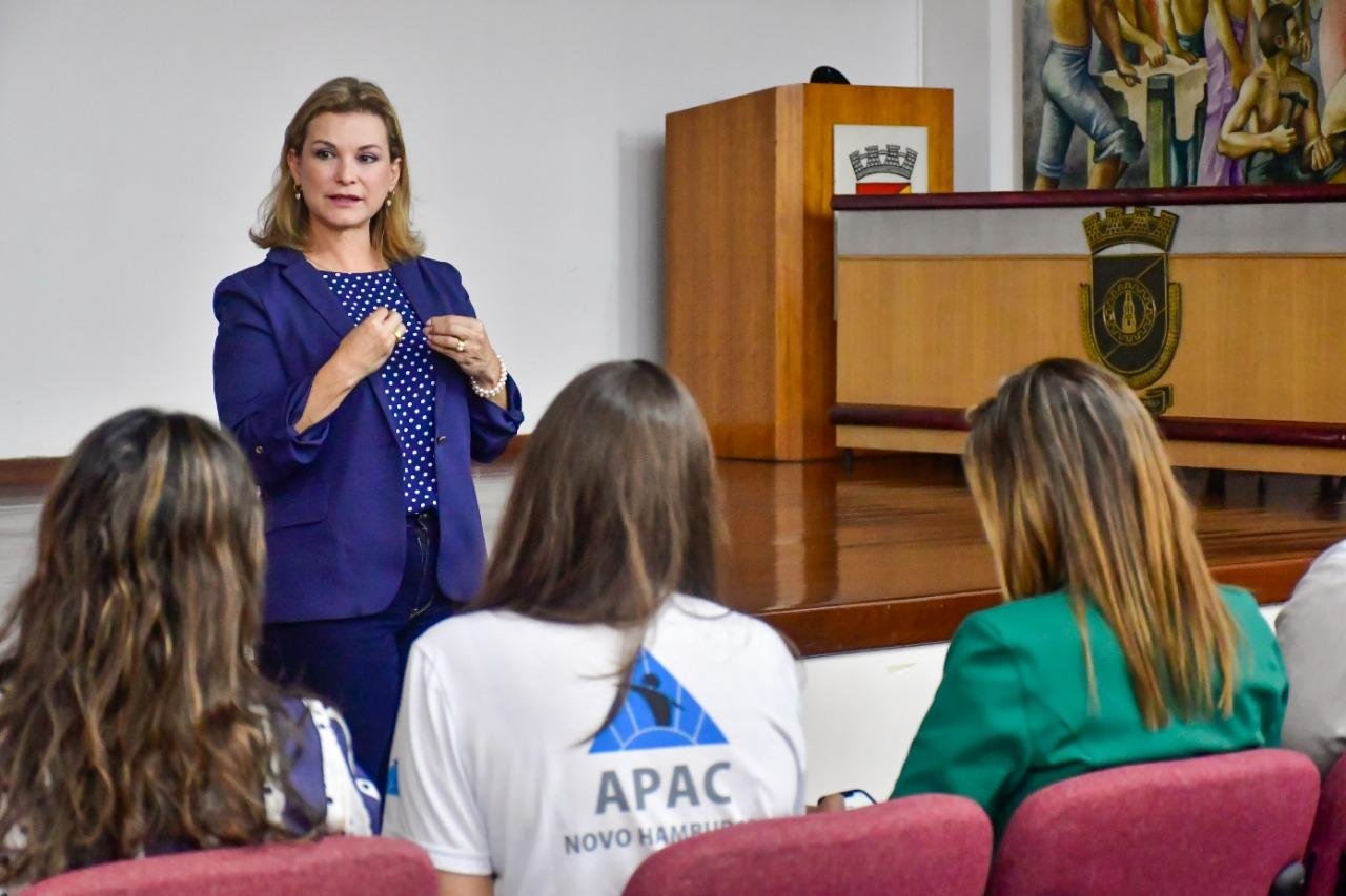 Durante o encontro, F&aacute;tima enfatizou a import&acirc;ncia do grupo expor que n&atilde;o se trata de um novo pres&iacute;dio no munic&iacute;pio