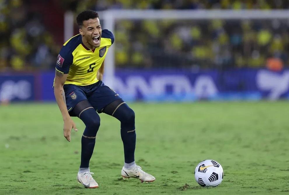 Byron Castillo com a camisa da sele&ccedil;&atilde;o equatoriana
