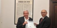 Presidente do Banrisul, Cláudio Coutinho recebe placa de Sidney Costa em visita ao Correio do Povo